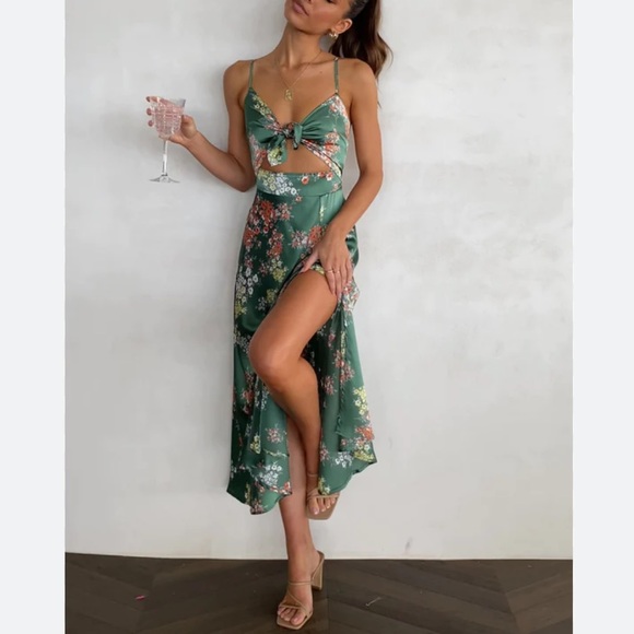 Dresses & Skirts - NWT Floral Front Tie Midi Slit Dress